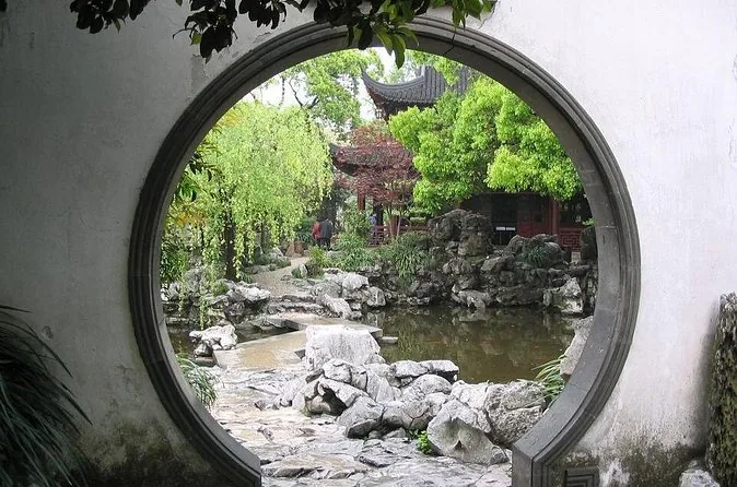 Yu Garden and Old Town Private Tour with Tea