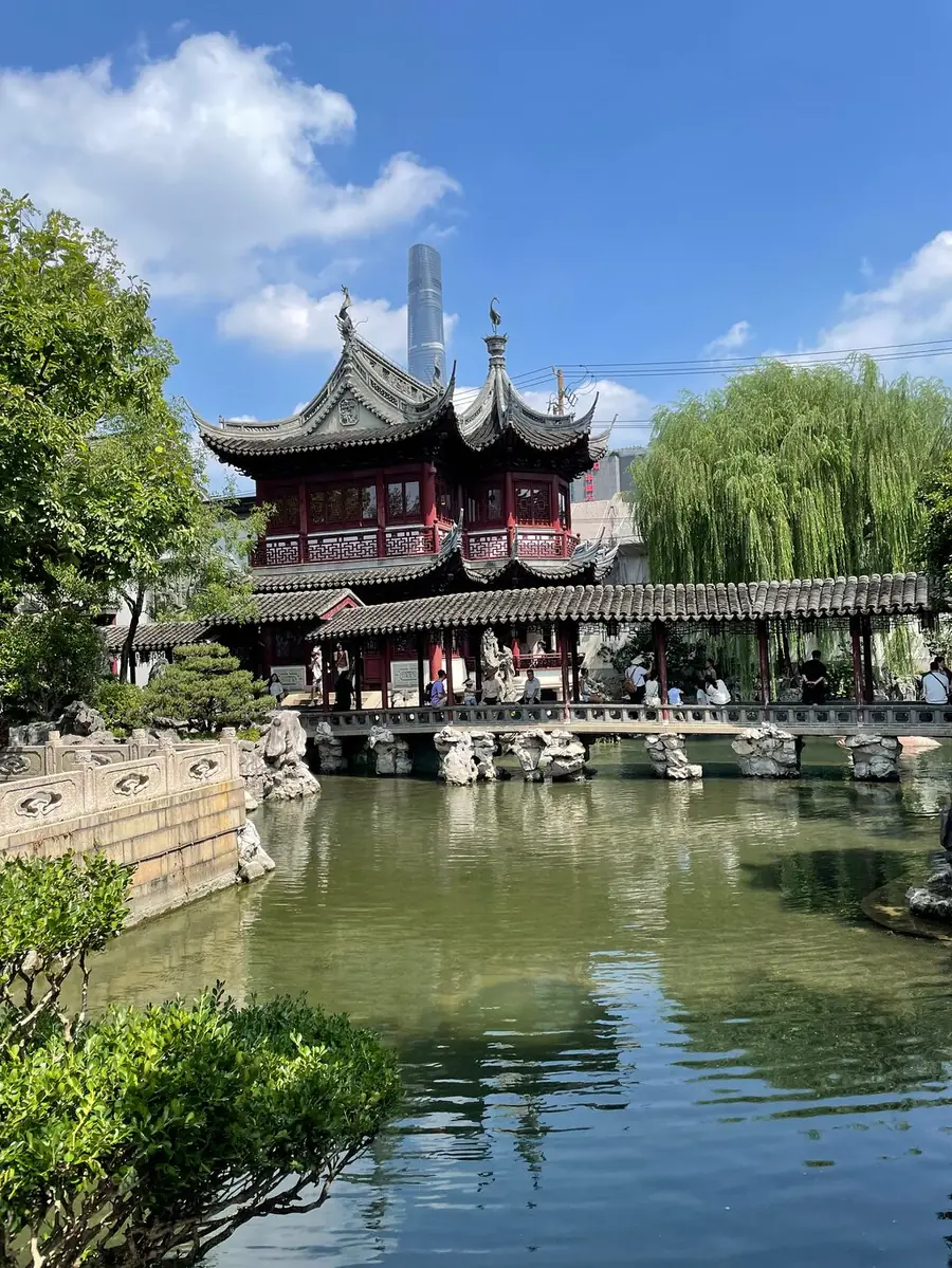 The Huxinting teahouse across the pond with the Shanghai Tower rising behind